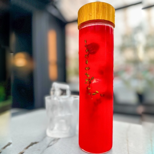 بيري ريد - استمتع بانتعاش حيوي من الرمان والتوت، مع إضافة قطع من التوت الأحمر و اغصان من الزعتر البري الطازج لإضفاء نكهة مميزة.