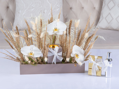 Royal Garden - Sandra - The Arrangement Contains Italian Bleached Tails, Dried Rice, Cut Flowers With Perfume, Mubkhar And Belgian Chocolate.