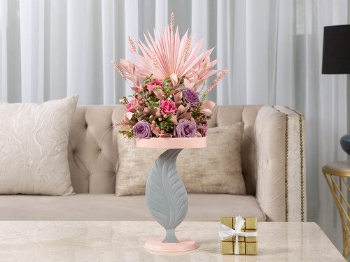 Royal Garden - Royal - The arrangement contains mix of flowers, hyprecum, dried rice and leaves with Belgian chocolates.
Height:67 cm Width: 20 cm