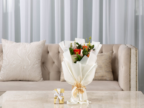 Rosita - The arrangement contains a mix of flowers with Belgian chocolates.
Height: 48 cm, Width: 30 cm