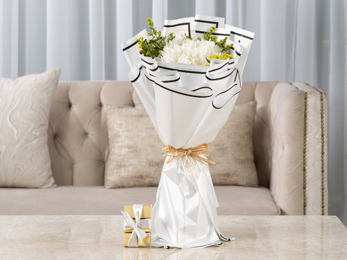 Rise - The arrangement contains crysanthemum and solidago in addition to the Belgian chocolate.
Height: 48 cm, Width: 30 cm