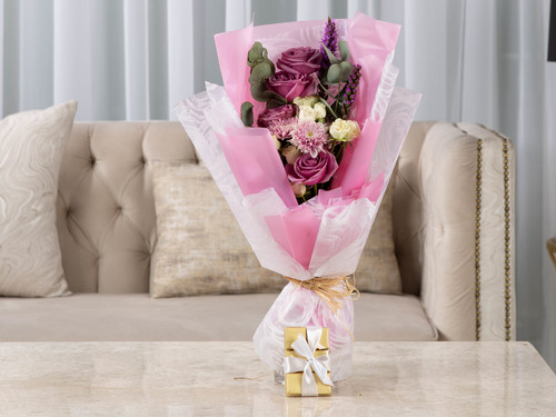 Pearl - The arrangement contains a mix of flowers with Belgian chocolates.
Height: 48 cm, Width: 30 cm