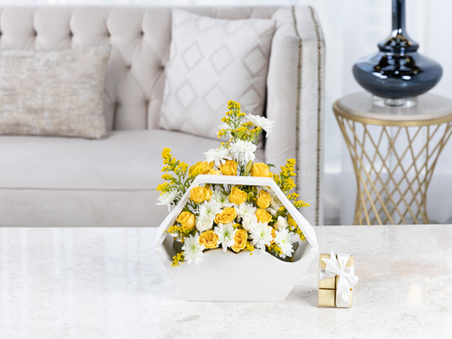 Paxton - The bouquet contains mix of flowers and solidago in addition to Belgian chocolates
Height: 38 cm, width: 33 cm