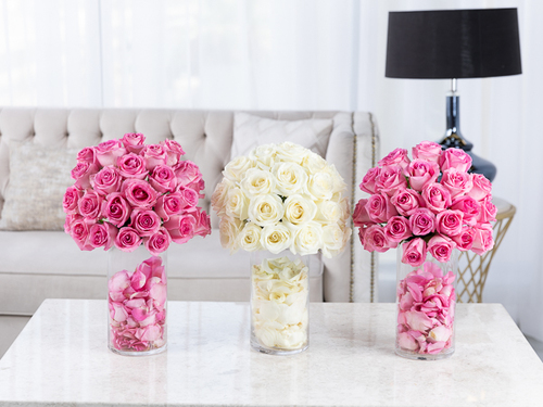 Arlie - Arrangement of three vases that contain big roses
Height: 46 cm, width: 30 cm