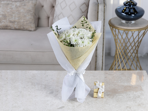 Sutton - The bouquet contains crystanium flowers with eucalyptus leaves and Belgian chocolates
Height: 48 cm, width: 30 cm