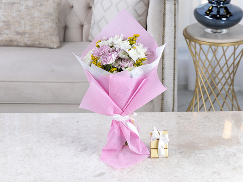 Stanley - The bouquet contains crystanium flowers with solidago leaves and Belgian chocolates
Height: 48 cm, width: 30 cm