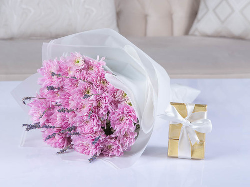 Ruwina - The bouquet contains crystanium flowers, lavender, and Belgian chocolate.