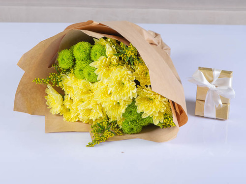 Tyra - The hand bouquet contains crystanium flower, green button, and solidago leaves with Belgian chocolate.