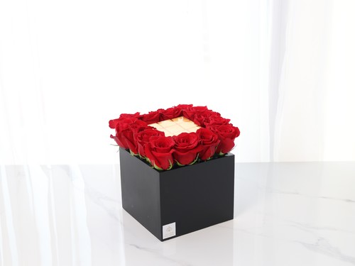 Valentines Box - This box contains big roses and 9 pcs of Belgian Chocolates.  Height: 21 cm, Width: 18 cm