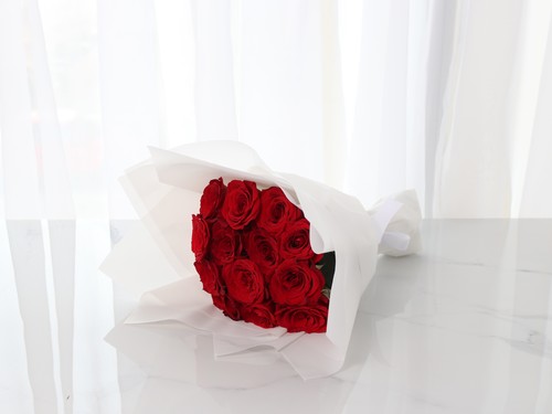 Red Love - This bouquet contains 15 pcs of big roses with white wrapping. Height: 35 cm, Width: 30 cm