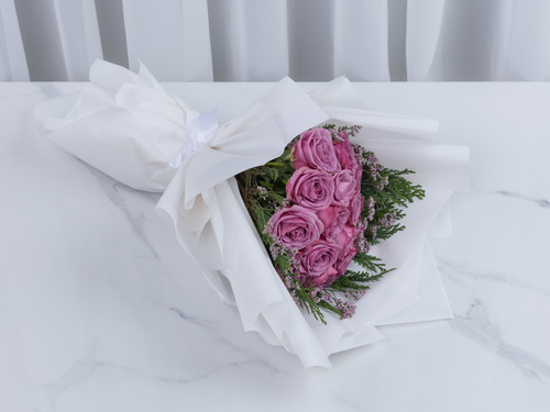 Roosevelt - A hand bouquet of 15 stems big roses and lumunium leaves.