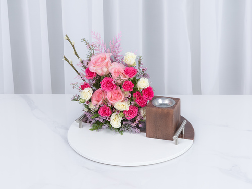 Scenic - This bouquet contains a mix of flowers and mubkhar in a wooden base.
Height: 18 cm, Width: 35 cm