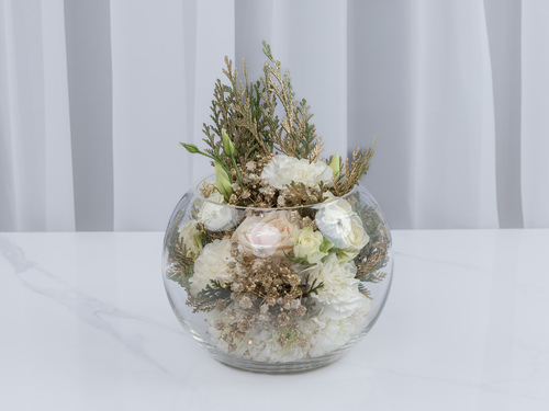 Royal Garden - Spectra - This Bouquet contains a mix of flowers and Belgian chocolates in a glass vase 
Height: 25 cm, Width: 20 cm