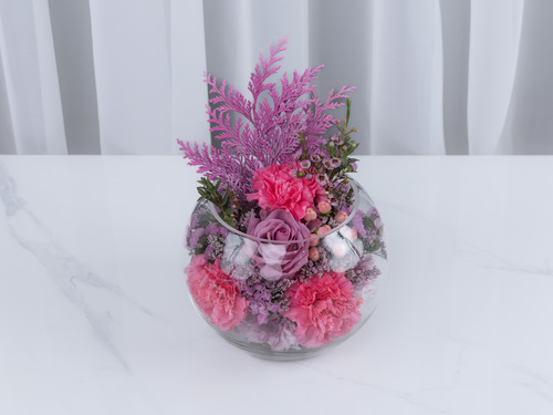 Royal Garden - Lushy - This Bouquet contains a mix of flowers in a glass vase.
Height: 25 cm, Width: 20 cm