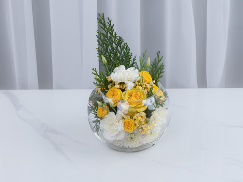 Cabrillo - This Bouquet contains a mix of flowers and Belgian chocolates in a glass vase 
Height: 25 cm, Width: 20 cm