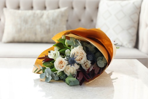 Royal Garden - Dain - A hand bouquet of mixed flowers
Height: 50 cm, Width: 30 cm