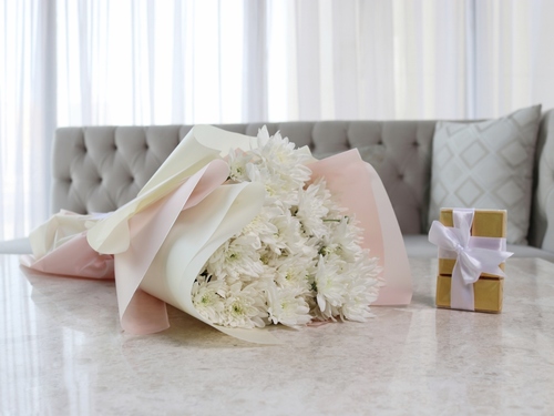 Royal Garden - Triana - This bouquet contains chrysanthemum flowers with Belgian chocolates.