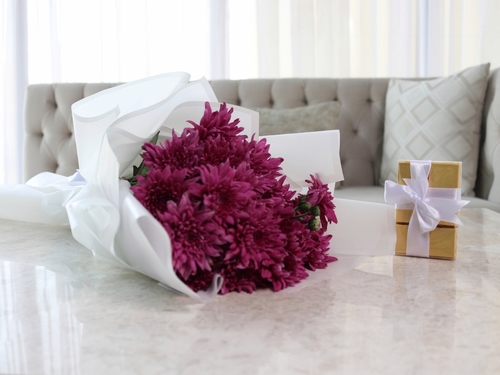 Tiego - This bouquet contains chrysanthemum flowers with Belgian chocolates.