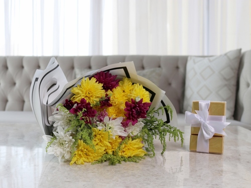 Izan - This bouquet contains chrysanthemum flowers with Belgian chocolates.