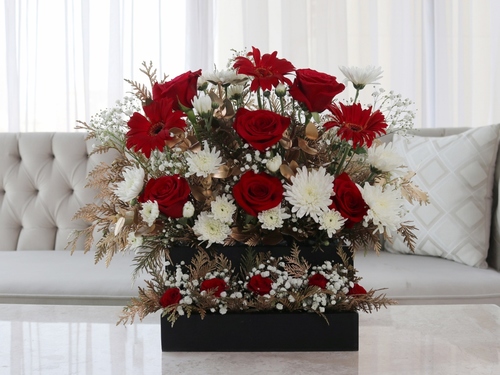 Arlo - This bouquet contains a mix of big roses, baby roses, chrysanthemum and gypsophilia.
Height: 45 cm, Width: 43 cm