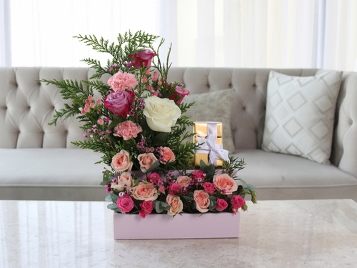 Lorenzo - This bouquet contains a mix of big roses, baby roses, carnations and wax flowers.
Height: 45 cm, Width: 28 cm