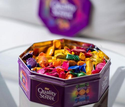 The original  Macintosh 900 grams - Quality Street Chocolate 
  (Nestle Quality Street Chocolate) Milk Origin (Al Raida (Ingredients: Sugar, Glucose Syrup, Palm Vegetable Fat), Chia..