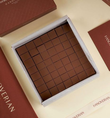 Chocolate caramel cubes - A luxurious box contains 56 pieces of caramel chocolate