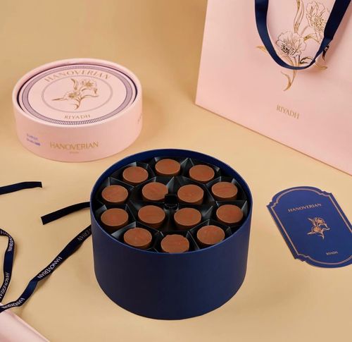 Chocolate Brand - علبة فاخرة تحتوي على 42 قطعة من الشوكولاتة المشكلة: التوت - الكراميل - الفستق - البندق