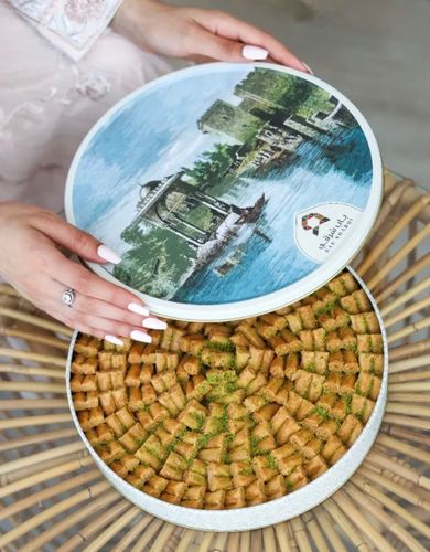 Mini baklava, large cashew fingers, Bab Sharqi - Cashew Baklava 
 Layers of flaky phyllo pastry enriched with premium cashew nuts and sprinkled with green pistachios. Weight: 850 grams 
 Made in Saudi...