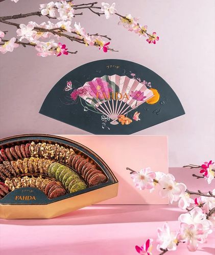 Fahda Chocolate Queens 200g - Fahda Chocolate Queens come in 6 innovative flavors: Matcha with raspberry, Praline Cafe, Apple, Dark Chocolate with rose, Red Velvet, and Pistachio...