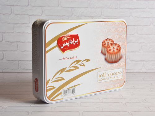 A box of maamoul with dates