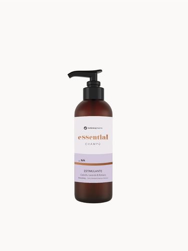 Shahine Beauty - BOTANICA ONION ,LAVENDER & ROSEMARY ESSENTIAL SHAMPOO 250M - We use it to help us prevent hair loss as it acts on the hair by strengthening it, while stimulating its growth. Our eSSential Stimulating Shampoo is formulated with active ingredients that act on the scalp, promoting an antioxidant effect on it, protecting it from possible oxidation due to sun exposure. Shampoo from the eSSential line, free of sulphates, silicones and parabens, formulated with onion and enriched with rosemary and lavender from organic farming. The deodorized onion extract gives the formula its antioxidant and hair growth-stimulating properties thanks to quercetin, its main active ingredient. The rosemary extract and lavender provide revitalizing properties that, together with its innovative formulation as a cleansing cream, enhance its conditioning, nourishing and anti-frizz effect