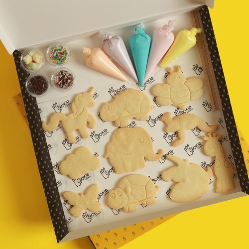 Animal kit - 10 undecorated cookies 5 assorted icing colors 4 containers with assorted toppings 3 wooden sticks