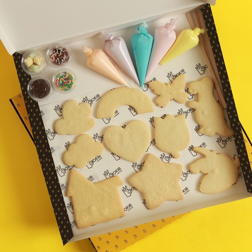 Dream kit - 10 undecorated cookies 5 assorted icing colors 4 containers with assorted toppings 3 wooden sticks