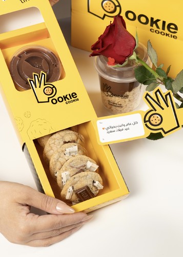 valentine day package - Valentine day offer
6 pcs of cookies and dipping sauce
1 cup Krispy rice with kinder or nuttela sauce
1 Red flower
1 greeting card