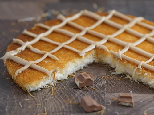 Kunafa Kinder - broen konafa with cream and kinder sauce