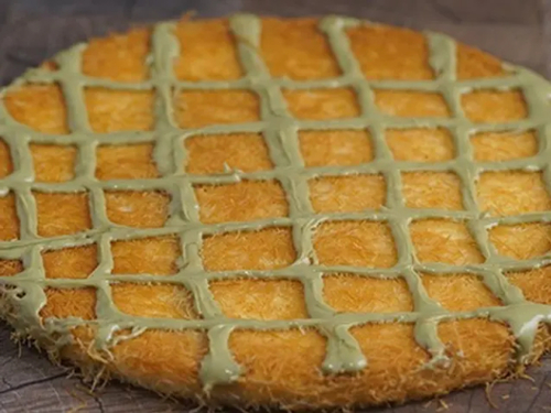 Kunafa Pistachio - broen konafa with cream and  Pistachio sauce