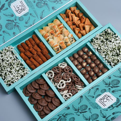 Diyafa Package - 20pcs sambosa 16pcs fatayer  15pcs musakhan crunchy 
 chocolate wafer  pretzel snacks ritz crackers with chocolate and nuts 
 fresh flowers