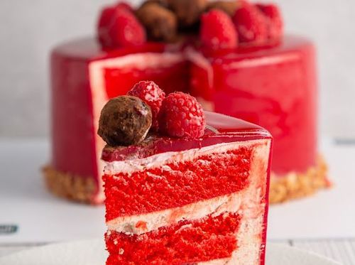 Al-KaDi Sweets - Red velvet cake - strawberry filling