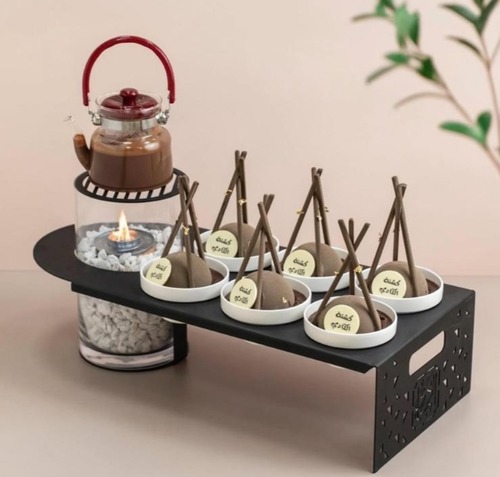 Kashta Alkadi - Steel stands designed for happy gatherings in winter (If the Fridays are not happy ☹️) Contains: 6 porcelain plates inside First layer of brownie The second layer Pistachio with Kunafa (Heba) Third layer chocolate fudge And on top of it is half a cocoa ball and under it are marshmallow beans 
 A glass vase with a fire flame with pebbles 🪨 inside And Gori Hot Chocolate ☕️ Sauce 
 How to use The flame 🔥 is ignited, the sauce is heated and poured on the ball to melt to enjoy the beautiful 🌨️ atmosphere 
 The Kashta reaches you inside a closed 📦 cardboard box 
 You can choose the phrase the same as you want 🌹🌹