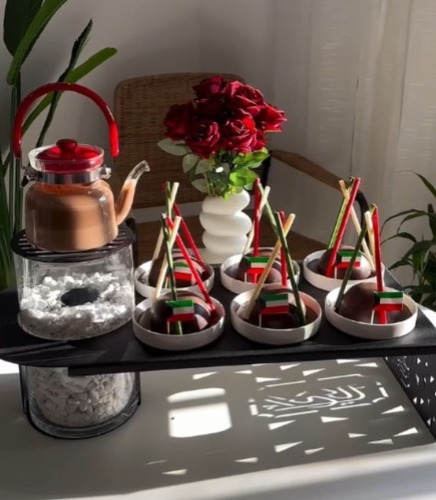 Al-KaDi Sweets - Kashta Alkadi - Steel stands designed for happy gatherings in winter (If the Fridays are not happy ☹️) Contains: 6 porcelain plates inside First layer of brownie The second layer Pistachio with Kunafa (Heba) Third layer chocolate fudge And on top of it is half a cocoa ball and under it are marshmallow beans 
 A glass vase with a fire flame with pebbles 🪨 inside And Gori Hot Chocolate ☕️ Sauce 
 How to use The flame 🔥 is ignited, the sauce is heated and poured on the ball to melt to enjoy the beautiful 🌨️ atmosphere 
 The Kashta reaches you inside a closed 📦 cardboard box 
 You can choose the phrase the same as you want 🌹🌹