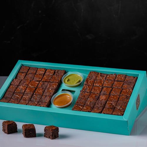 Brownie bites - Brownie cake with caramel and pistachio sauce