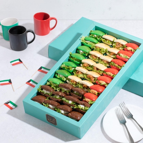 Kuwait flag sandwich 36pcs - Feta mint - Feta paprika - sunflower- cream cheese
36 pcs