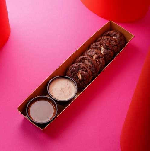 kinder brownies cookies - 6 pieces of Kinder brownies Cookies with two sides of milk chocolate and kinder dipping sauce.
