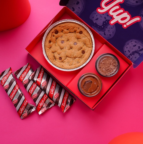Chocolate with Sandwich KDD Cookie Cake - Tasty Cookie Cake with 3 KDD sandwich on the top served with Aero Sauce and Flake Dip