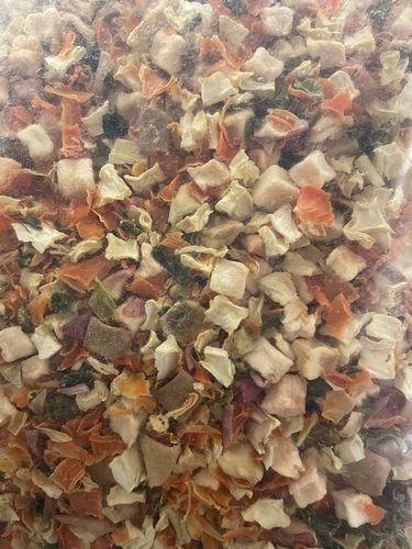 PET SHOP  - Just Dry Fruit and Vegetable Mixes - Mixtures of dried vegetables and fruits without the use of artificial materials or preservatives, served to the birds dry, or mixed with twice the amount of water, left for 15 minutes and served to the bird.