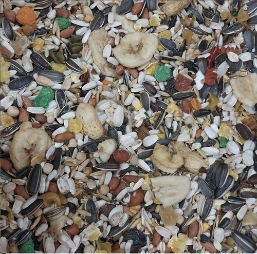 Parrots mix 12.5kg - Complete food for medium to large parrot, enriched with: 
 With extruded pellets for extra vitamins and minerals. Grit for optimal working of the digestif trackt. Nuts and wildseeds.