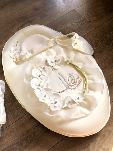 BaraSol - White Orchid Sleeping Bag - Elegant & comfy sleeping bag for a special  princess decorated with hand made pretty white Orchids consists of baby carrier + bib hat. The set is without writing.

 For personalization , please add the chosen name in the ( Leave Your Message ) box.