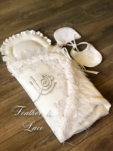 BaraSol - Feather & Lace Baby Bag - Feather & Lace baby bag (carrier) + hat + bib.  The set is without any writing. For personalization , add your desired writing in the box below.