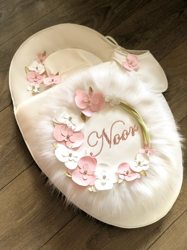 BaraSol - Orchid Fur Baby Bag - Elegant & comfy sleeping bag+bib+hat for our precious new borns decorated with hand made pretty baby pink  & white Orchids . 
 The set is without any writing. You can personalize the writing with your baby name if so, please add the chosen name in the ( Leave Your Message ) box.